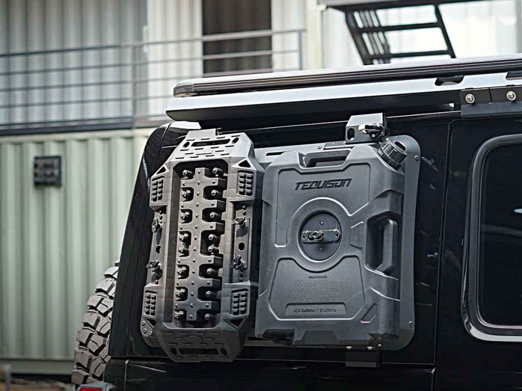 window panel jeep jp with jerry can and recovery board - modifikasi jeep rubicon jl overland di pionir auto garage