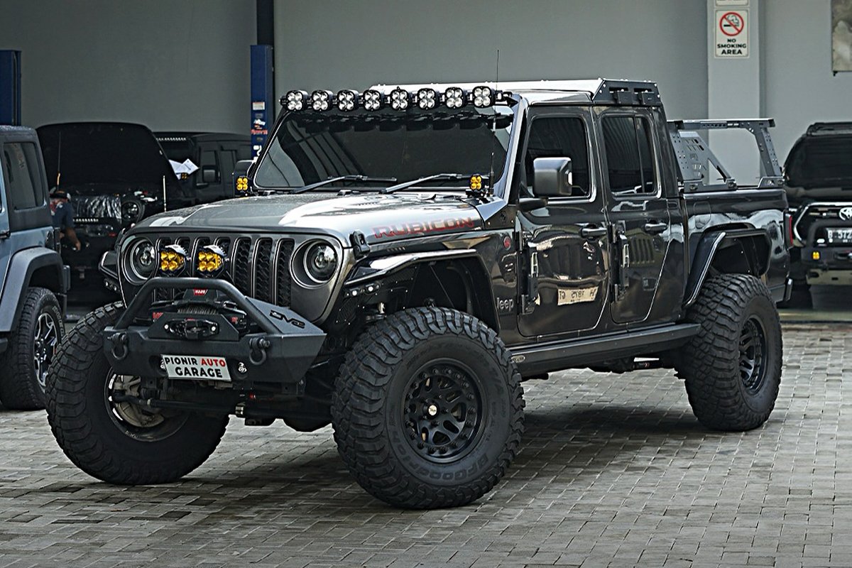 modifikasi jeep gladiator di pionir auto garage thumbnail