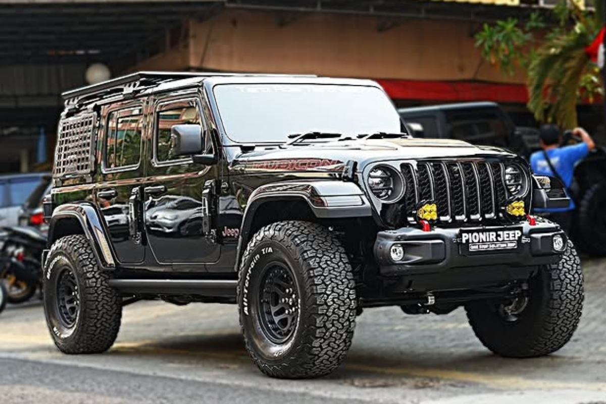 modifikasi jeep jl hitam berkilau di pionir auto garage