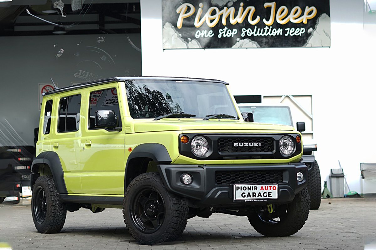 MODIFIKASI SUZUKI JIMNY 5 PINTU LIFT K IT DI PIONIR AUTO GARAGE