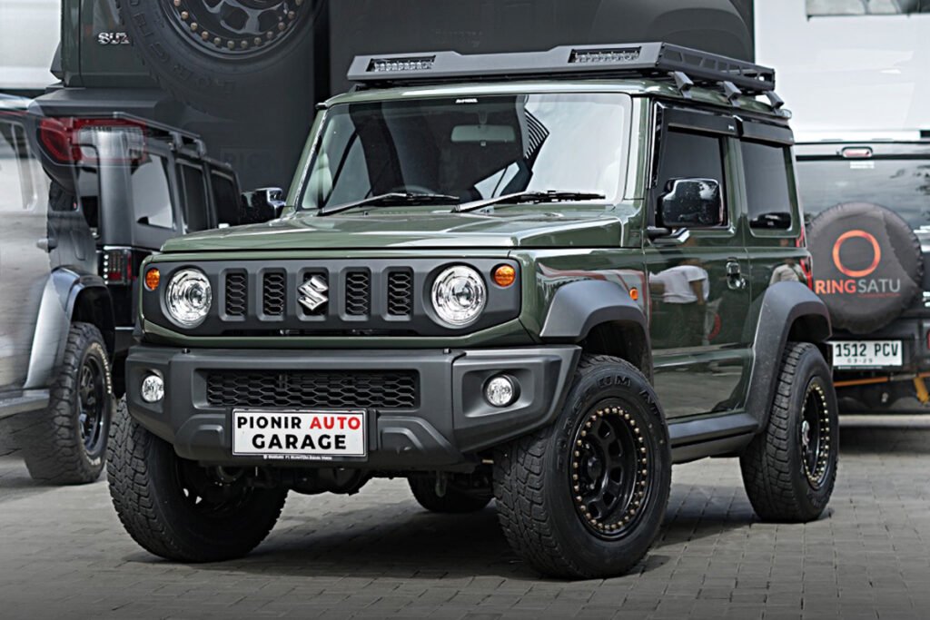 Jimny JB74 hijau army hasil modifikasi Pionir Auto Garage dengan aksesoris offroad dan aksen modern