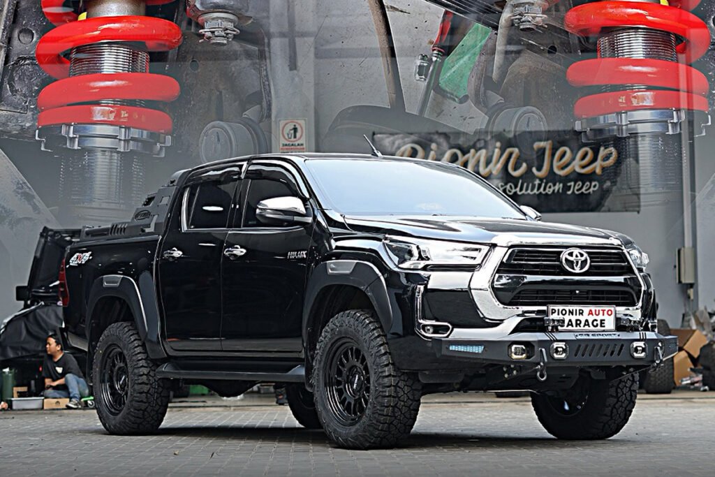 Toyota Hilux Revo 2023 hasil modifikasi Pionir Auto Garage dengan lift kit KYB Jaos, ban Delium AT, dan velg Method Race Wheels MR318