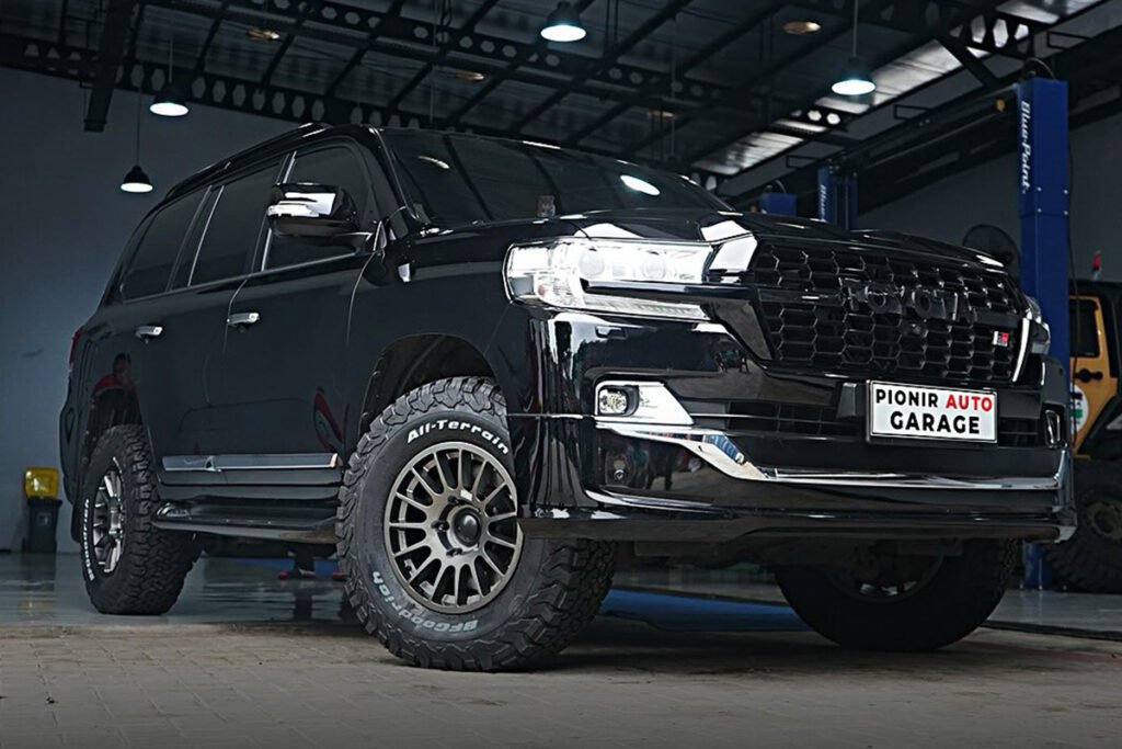 Toyota Land Cruiser J200 modifikasi dengan velg Braid Winrace S dan ban BFGoodrich KO2 di Pionir Auto Garage