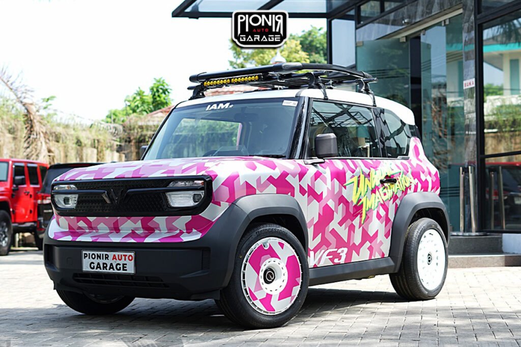 VinFast VF3 hasil modifikasi Pionir Auto Garage dengan wrapping pink, velg Fortis PRW 17, roof rack, dan side box storage thumbnail