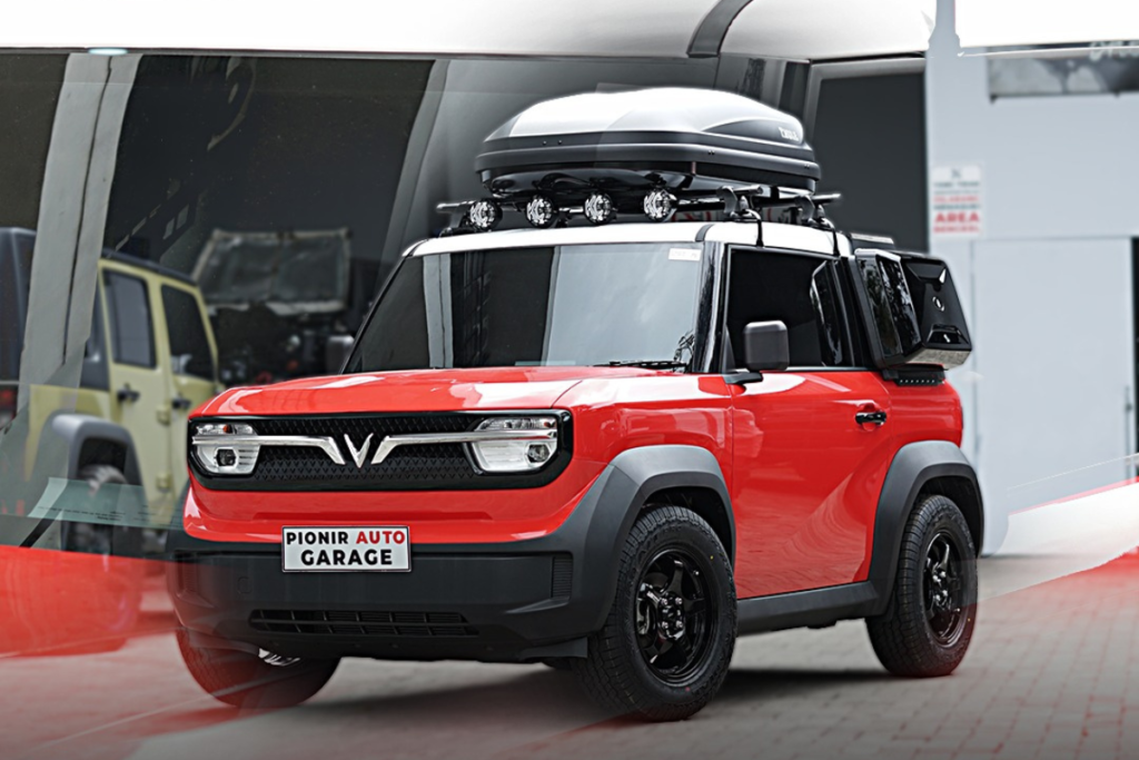 VinFast VF3 modifikasi Pionir Auto Garage dengan roof box, lampu KC HiLiTES, velg Advan Racing, dan ban GT Radial