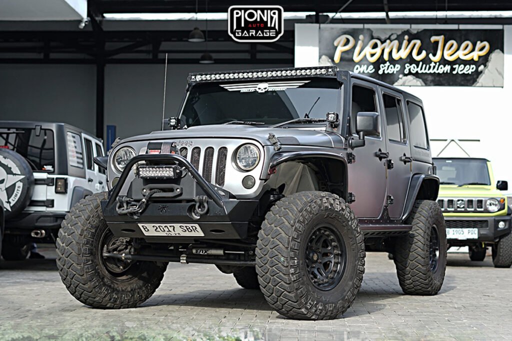 Jeep JK Rubicon warna abu-abu dengan modifikasi full aksesoris offroad dan touring