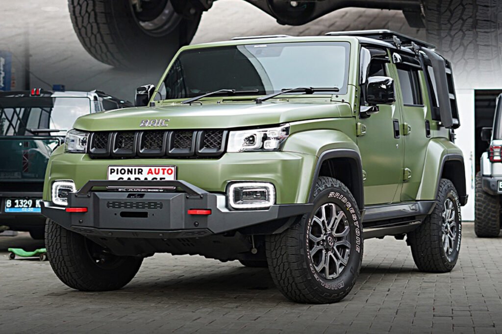 Modifikasi BAIC BJ40 Plus warna hijau army dengan aksesoris touring di Pionir Auto Garage