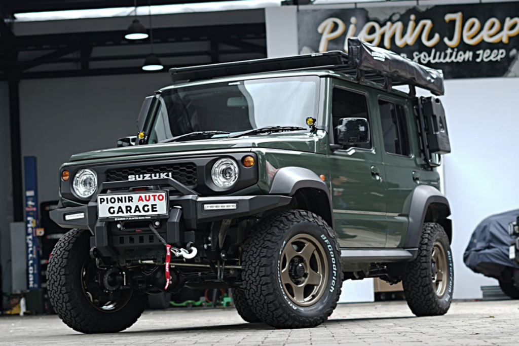 Suzuki Jimny JC74 5 pintu hijau army hasil modifikasi di Pionir Auto Garage, siap untuk offroad dan camping!