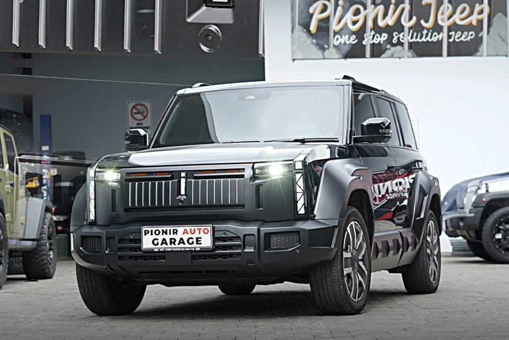 Tampilan depan dan samping Chery J6 IWD Green Emerald hasil modifikasi dengan body kit Phantom