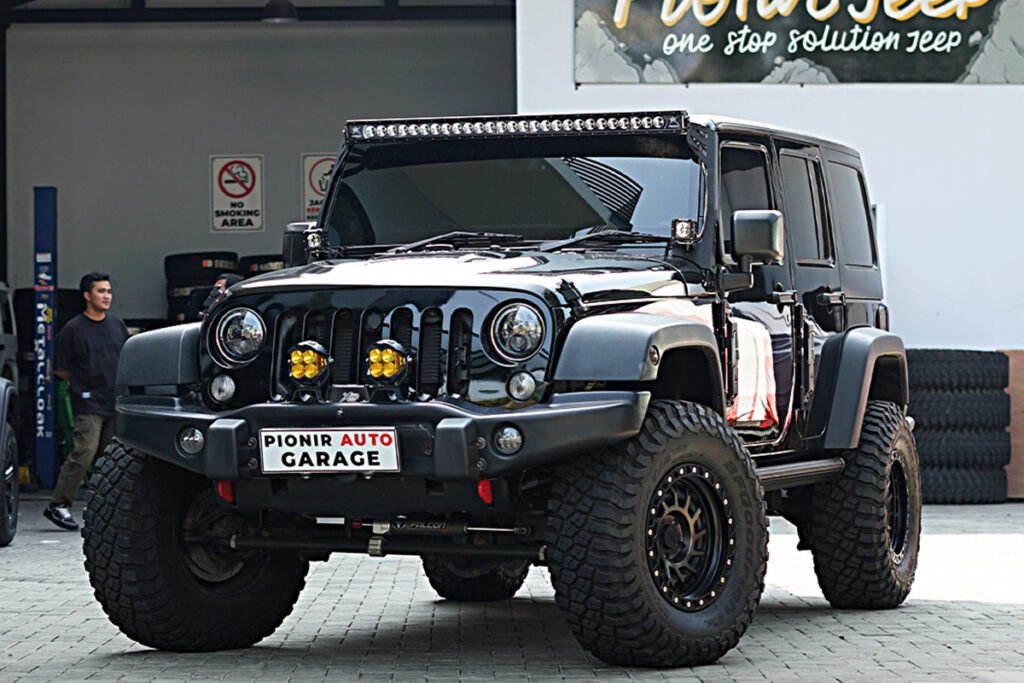 Jeep JK hitam hasil modifikasi harian oleh Pionir Auto Garage Jakarta dengan upgrade aksesoris lengkap