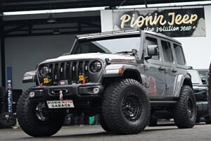 Jeep Rubicon JL abu-abu full aksesoris tampil gagah dan siap dipakai harian