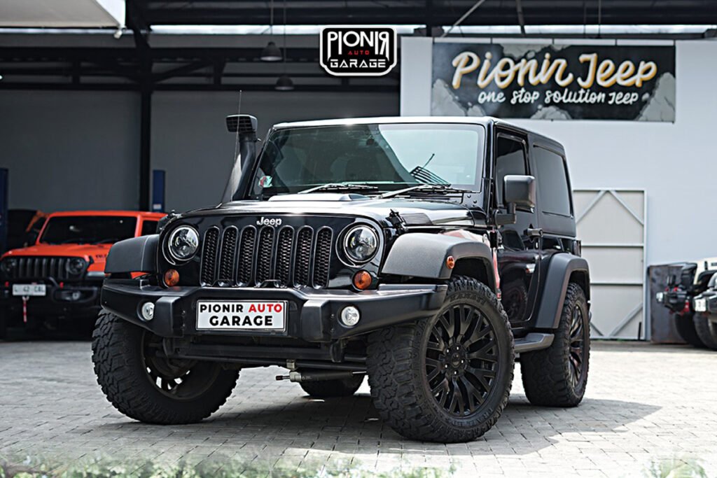 Modifikasi Jeep JK Rubicon warna hitam dengan aksesoris premium harian