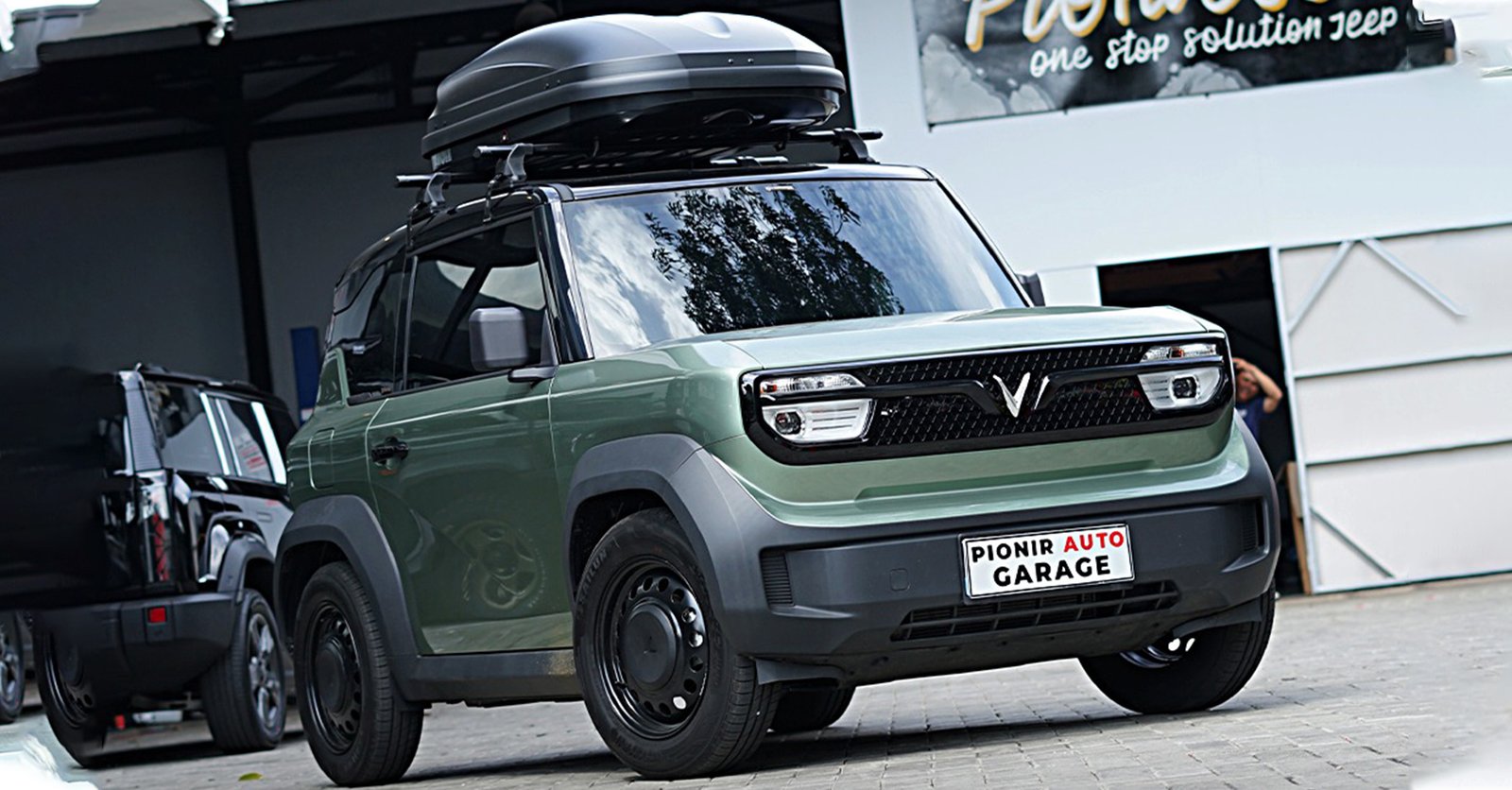 Modifikasi VinFast VF3 dengan Roof Box Thule Pacific 100 di Pionir Auto Garage