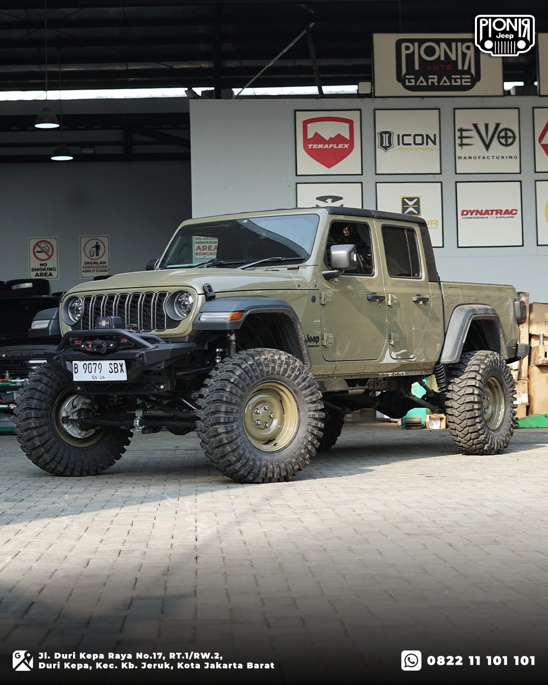 Jeep JT Gladiator Rubicon double cabin warna hijau army dengan modifikasi offroad monster di Pionir Auto Garage