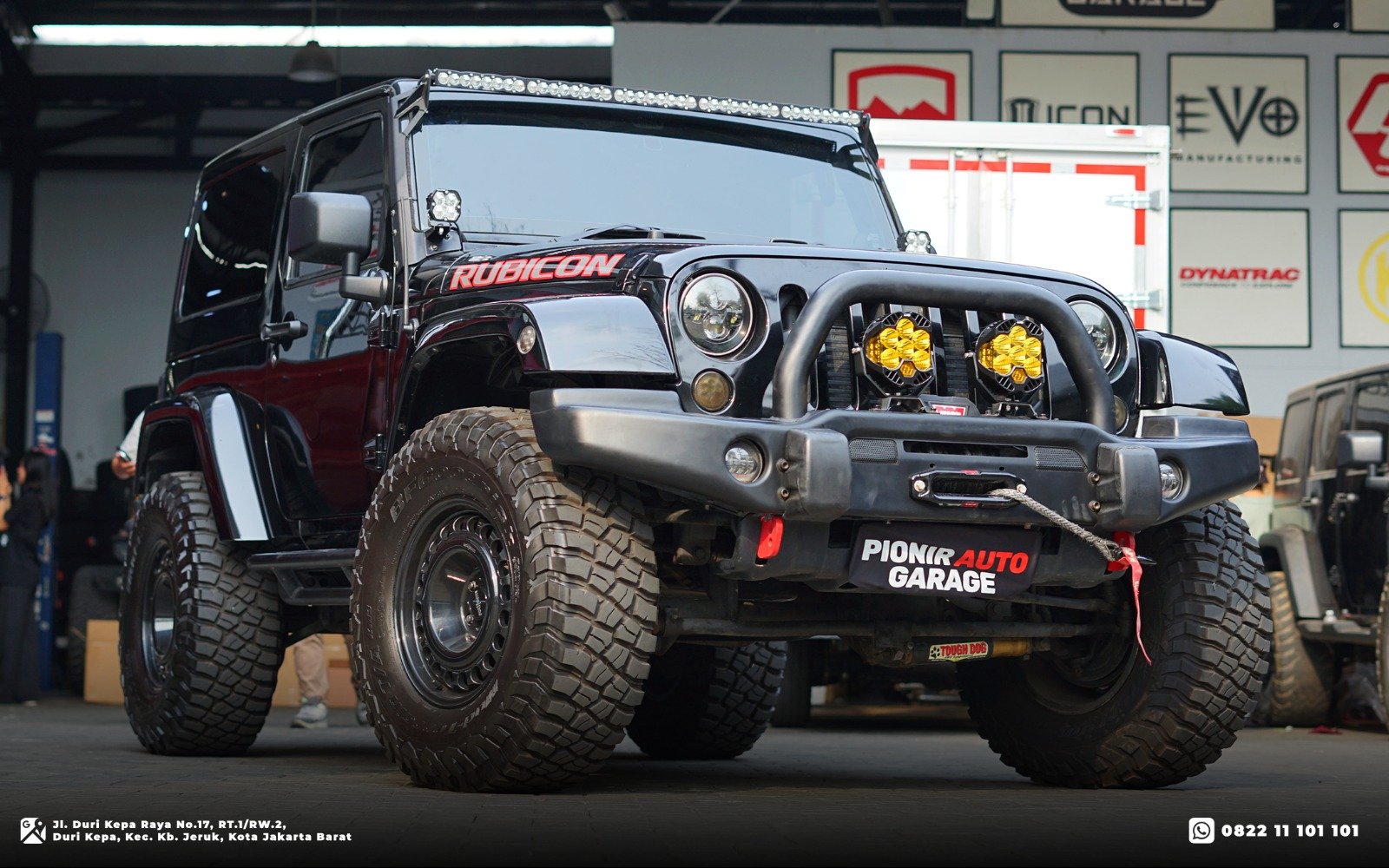 Modifikasi Jeep Wrangler JK Rubicon 2 pintu dengan bumper AEV Style, Baja Designs, winch Warn, ban BFGoodrich dan velg Rotiform