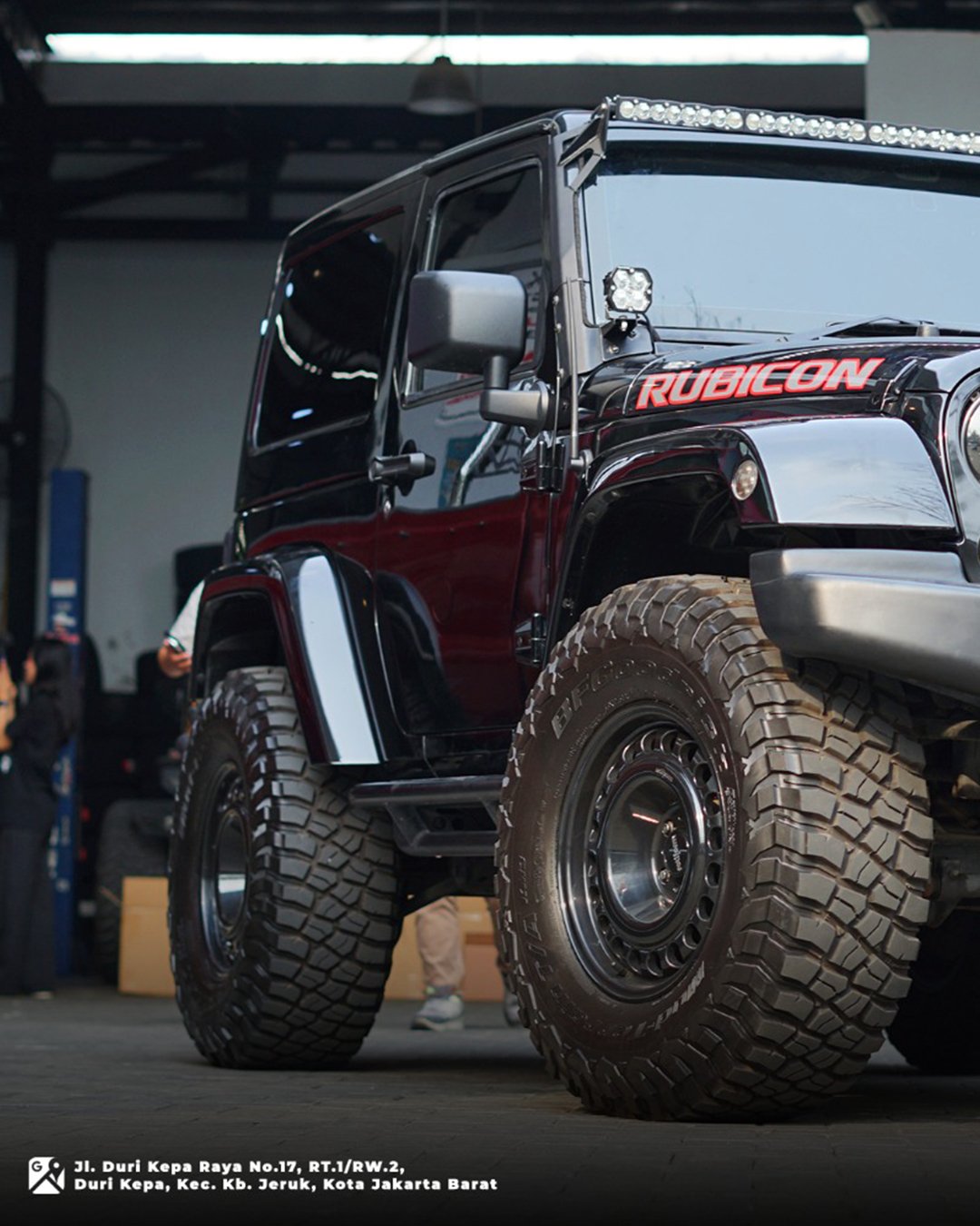 Detail Jeep JK Rubicon dengan bumper AEV Style, winch Warn dan lampu Baja Designs