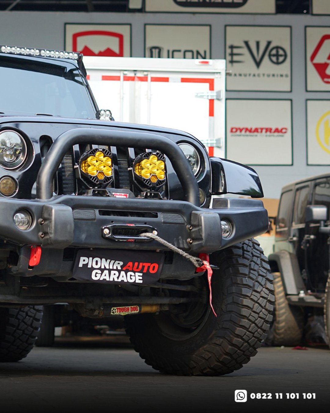 Detail samping Jeep Rubicon dengan velg Rotiform dan side step tubular