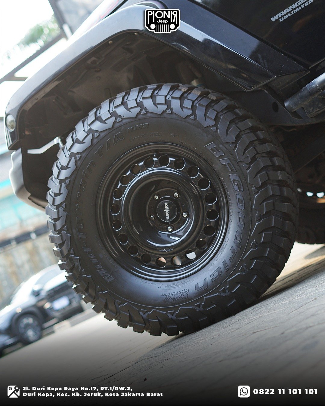 Ban BFGoodrich KM3 35x12.5R17, velg Rotiform STL dan King Shock pada Jeep Wrangler JK Rubicon
