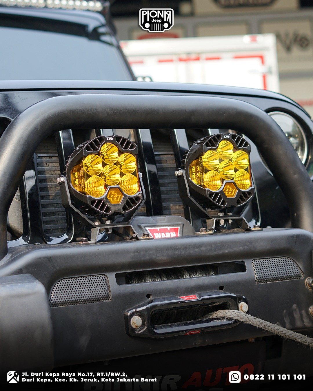 Baja Designs LP6 Amber Lens pada Jeep Wrangler JK Rubicon dengan bumper AEV Style dan Warn Winch