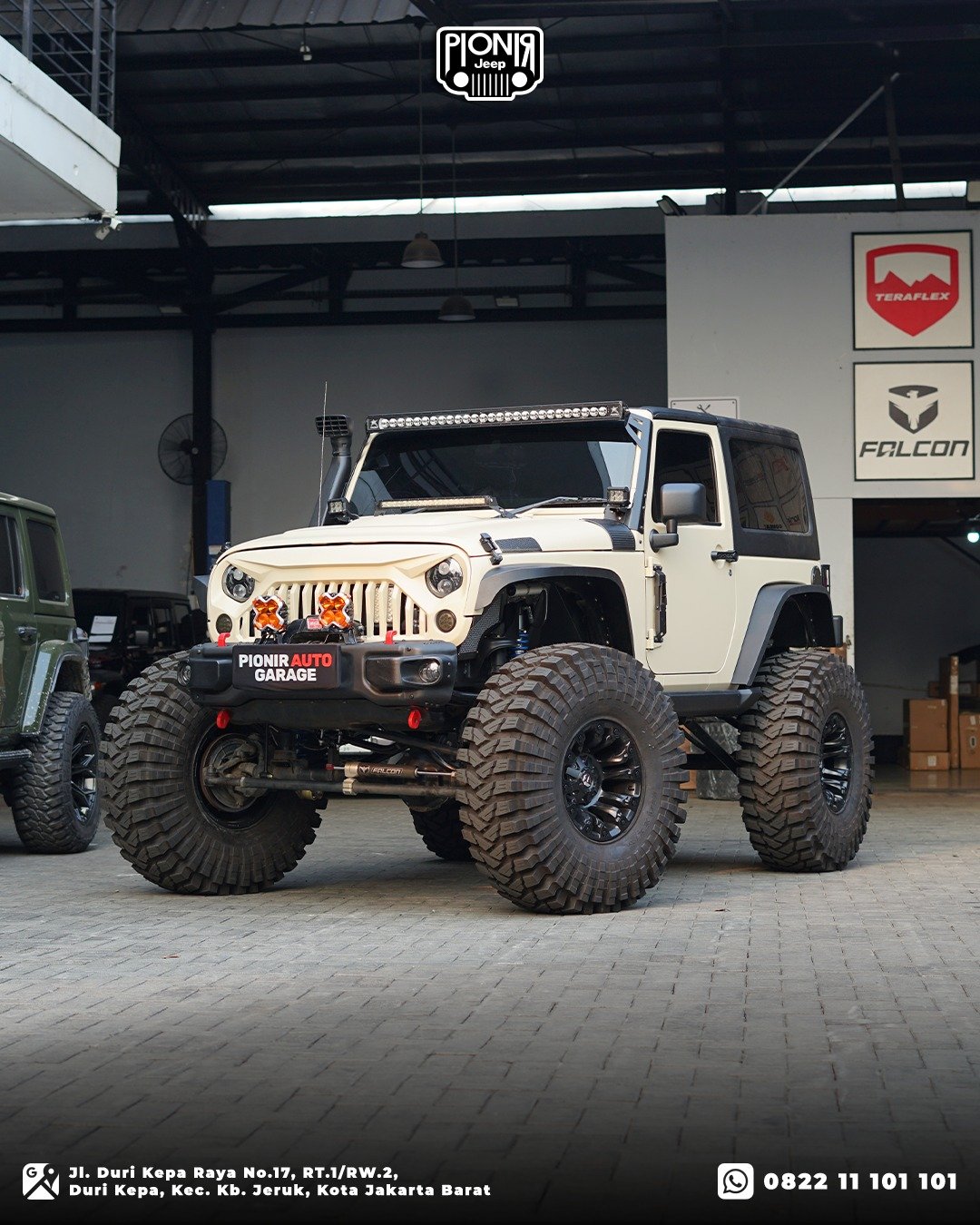 jeep jk wrangler 2 pintu modifikasi offroad ekstrem ban maxxis trepador 42 inch velg fuel vapor ring 17 lampu novsight halo series bemper stubby anniversary style